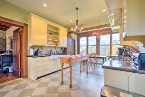 Foto de la galería de Pet-Friendly Moriah Homestead with Fire Pit! en Port Henry 35 fotos más