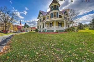 Imagem da galeria de Pet-Friendly Victorian Homestead with Fire Pit! em Port Henry