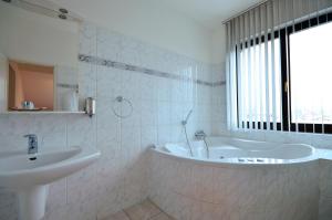 Koupelna v ubytování Hotel Isora