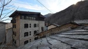 a view of a building on top of a roof at La Meira Sermig Casa Ferie in Crissolo