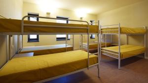 ein Zimmer mit drei Etagenbetten in einem Zimmer in der Unterkunft La Meira Sermig Casa Ferie in Crissolo + 7 Fotos