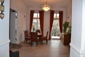 Posezení v ubytování City center, sunny spacious luxury!