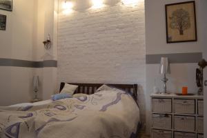 Postel nebo postele na pokoji v ubytování City center, sunny spacious luxury!