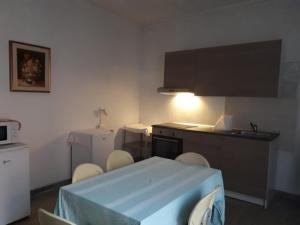 Appartamento Franca في ميستر: مطبخ مع طاولة وكراسي في غرفة