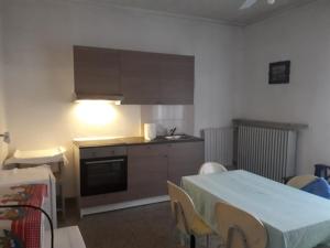 a kitchen with a table and a table and chairs at Appartamento Franca in Mestre