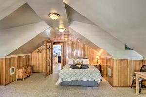 En eller flere senger på et rom på Owls Nest Studio with Hot Tub Hike Nearby!