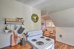 مطبخ أو مطبخ صغير في Owls Nest Studio with Hot Tub Hike Nearby!