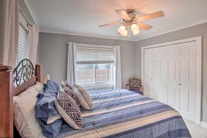 Cama ou camas em um quarto em Charming Tulsa Bungalow with Furnished Deck!