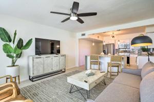 uma sala de estar com um sofá e uma mesa em Cute and Cozy Florida Duplex Walk to Beaches! em Cocoa Beach