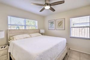 Un pat sau paturi într-o cameră la Cute and Cozy Florida Duplex Walk to Beaches!