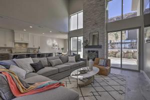 ラ・バーキンにあるSpacious La Verkin Home Near Zion Natl Parkのソファとテーブルのあるリビングルーム