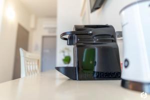 einem Toaster auf einer Küchentheke in der Unterkunft Daydreaming House in Verona