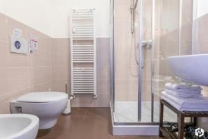 
a bathroom with a toilet, sink and shower stall at Daydreaming House in Verona
