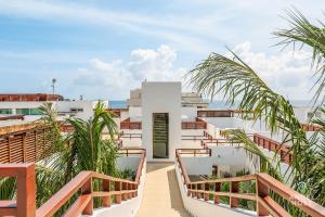 - une vue depuis le balcon d'un complexe avec des palmiers dans l'établissement Casa del Mar by Stella Rentals, à Playa del Carmen