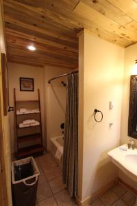 Wapiti Lodge tesisinde bir banyo