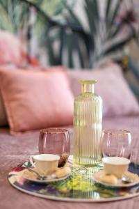 einen Tisch mit zwei Weingläsern und einer Flasche in der Unterkunft Il Sestante vista mare in Gaeta
