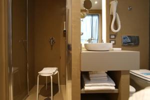 a bathroom with a sink and a shower at Hotel Bell'arrivo by Dori in Peschiera del Garda