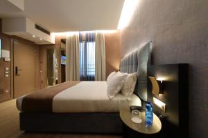 a hotel room with a bed and a lamp at Hotel Bell'arrivo in Peschiera del Garda