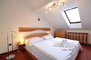 En eller flere senger på et rom på Hotel Isora