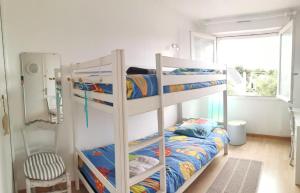 1 dormitorio con 2 literas y ventana en Grand appartement traversant 3 ch hyper-centre+Parking privé. en Le Touquet-Paris-Plage