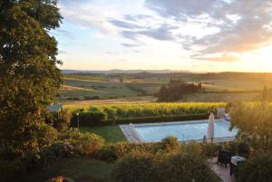 Cette villa dispose d'une piscine et offre une vue sur les vignobles. dans l'établissement Villa La Valiana - Full Estate in Montepulciano - HEATED POOL, à Valiano