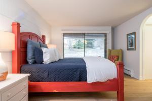 Snowcreek 1548 في سون فالي: غرفة نوم بسرير احمر ونافذة