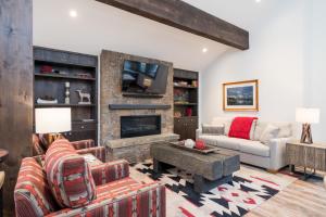 A seating area at Snowcreek 1548