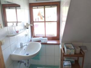 Kúpeľňa v ubytovaní Villa Schnuck - das rote Ferienhaus
