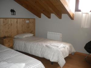 A bed or beds in a room at Hostal Rural Las Cuatro Calles