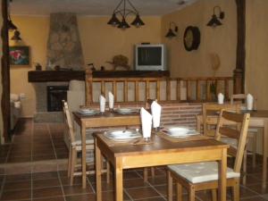 A kitchen or kitchenette at Hostal Rural Las Cuatro Calles