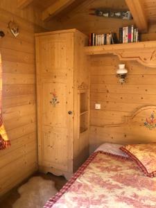 A bed or beds in a room at Chalet Chardon