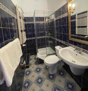 łazienka z toaletą i umywalką w obiekcie Hotel Europa w Polanicy Zdroju +37 zdjęć