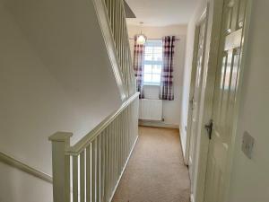un pasillo con una escalera con una ventana y una escalera en Bullfinch House, en Harleston