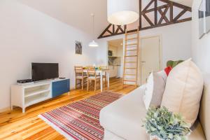 リスボンにあるGuest Inn Alfama, Premium Apartmentsのリビングルーム(白いソファ、テレビ付)