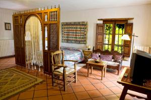 a living room with a couch and a tv at Cortijo Prado Toro in Pitres