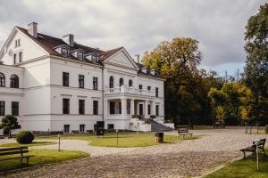 A garden outside Hanza Pałac Wellness & SPA