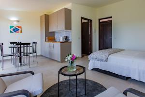 ein Hotelzimmer mit einem Bett und einer Küche in der Unterkunft Corte Velada Guest House by LovelyStay in Lagos