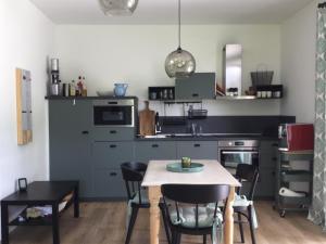 A kitchen or kitchenette at STEINERGUT Gartenwohnung 1