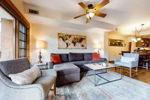 sala de estar con sofá, sillas y ventilador de techo en Waterside Village B en Steamboat Springs