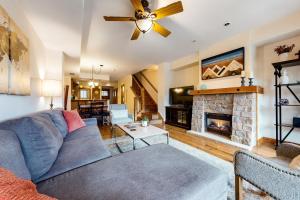 sala de estar con sofá y chimenea en Waterside Village B en Steamboat Springs