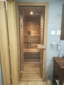 eine ebenerdige Dusche im Bad mit Holz in der Unterkunft Byt Pod Lesom in Dolný Smokovec