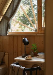 une fenêtre dans une pièce avec une table et une lampe dans l'établissement Domek Pod Lipkami, à Zakopane