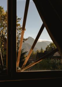 - une vue sur la montagne depuis la fenêtre dans l'établissement Domek Pod Lipkami, à Zakopane
