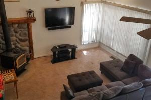 サウス・レイクタホにある4 Mi to Heavenly Home with Deck in South Lake Tahoeのソファとテレビのあるリビングルーム