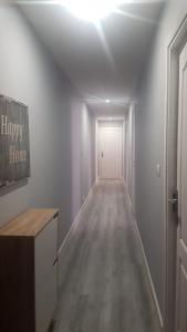 un corridoio vuoto con una porta bianca e un lungo corridoio sidx sidx di Bilbao Cozy Apartment with free Wifi a Bilbao