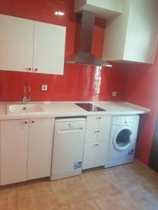 una cucina con lavatrice e lavandino di Bilbao Cozy Apartment with free Wifi a Bilbao