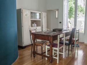 a kitchen with a table with chairs and a counter top at Casa Q Bed & Breakfast in Lecce