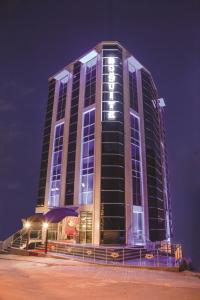 イスタンブールにあるBossuite Hotel Maltepeの夜間照明付きの高層ビル
