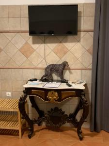 a table with a lion statue on top of it at AL Ribeirinho in Mértola