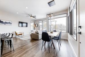 ein Esszimmer und ein Wohnzimmer mit Tisch und Stühlen in der Unterkunft Yampa Cottage in Steamboat Springs